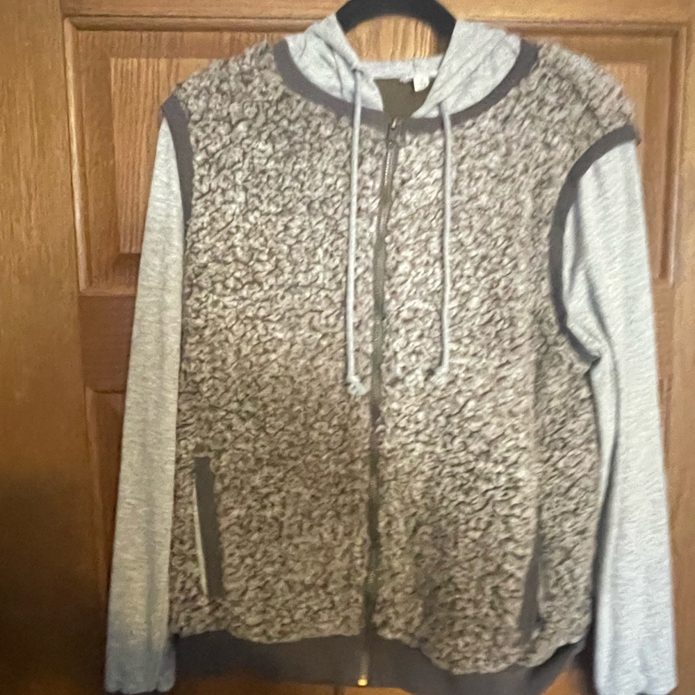 Zip up sweatshirt with fleece. One piece
Hem and Thread brand size Large